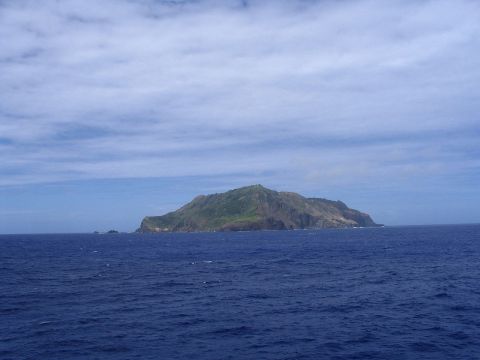 Pitcairn_Island_In_The_Distance